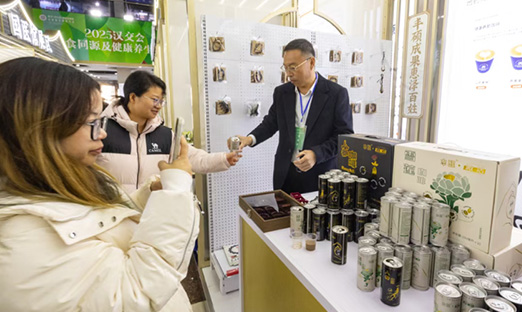 永信贵宾会217集团亮相汉交会丨AI“大头机械人”与植物干细胞饮品引领健全科技新海潮